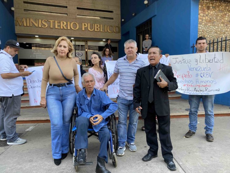 Walter Márquez junto a comerciantes afectados y abogados defensores. Foto: Carlos Eduardo Ramírez