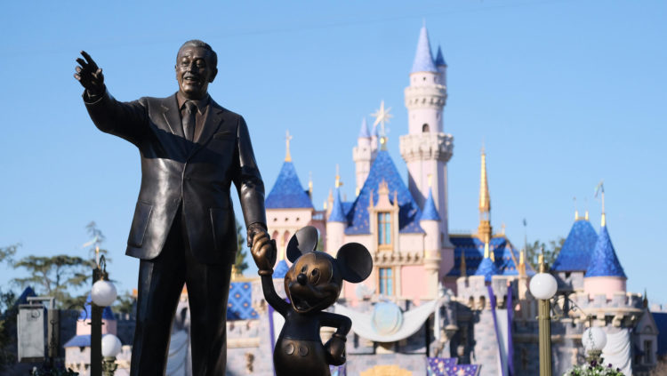 Fotografía de archivo, tomada el pasado 26 de enero, en la que se registró la una estatua de Walt Disney y Mickey Mouse, en el Parque de Disney, en Anaheim (California, EE.UU.). EFE/Guillermo Azábal