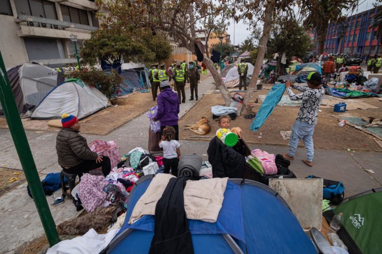 Migrantes acampan en la ciudad de Iquique (Chile), en una fotografía de archivo. EFE/Lucas Aguayo