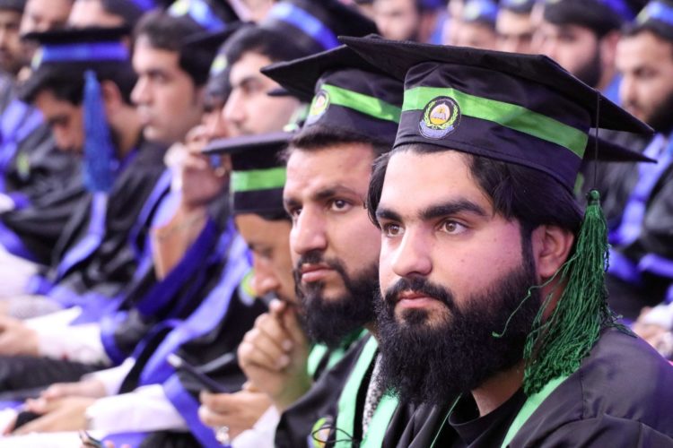 Estudiantes afganos asisten a una ceremonia de graduación en la Universidad de Benawa en Kandahar, Afganistán, el 17 de marzo de 2022. EFE/EPA/STRINGER