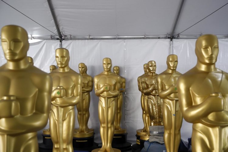 Las estatuas de los Oscar se encuentran en una carpa mientras se trabaja en los preparativos para la 95ª ceremonia anual de los Premios de la Academia que se inicia en Los Ángeles, California, EE.UU., este 8 de marzo de 2023. EFE/EPA/Caroline Brehman