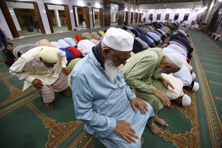 Musulmanes realizan oraciones durante el comienzo del Ramadán, en Karachi (Pakistán), este 22 de marzo de 2023. EFE/EPA/Shahzaib Akber