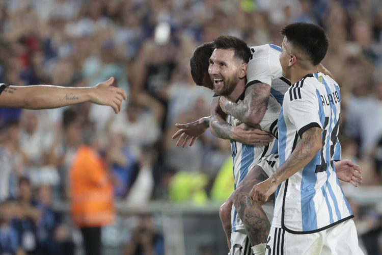 Jugadores de Argentina celebran un gol de Lionel Messi (abajo) hoy, en un partido amistoso entre las selecciones de Argentina y Panamá en el estadio Monumental, en Buenos Aires (Argentina). EFE/Juan Ignacio Roncoroni