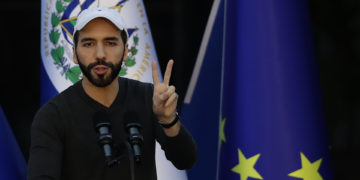 El presidente Bukele le dice a Petro que «no entiende su obsesión con El Salvador»