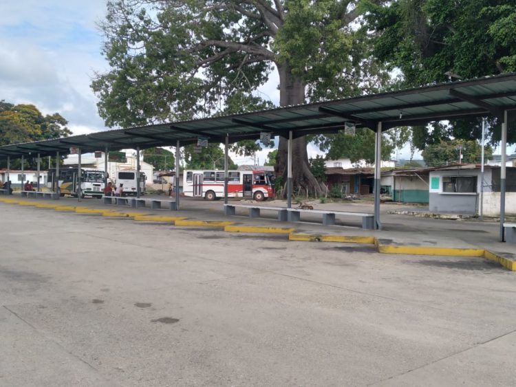 Andenes vacios y comercios cerrados en el terminal Tatén Díaz de Sucre.