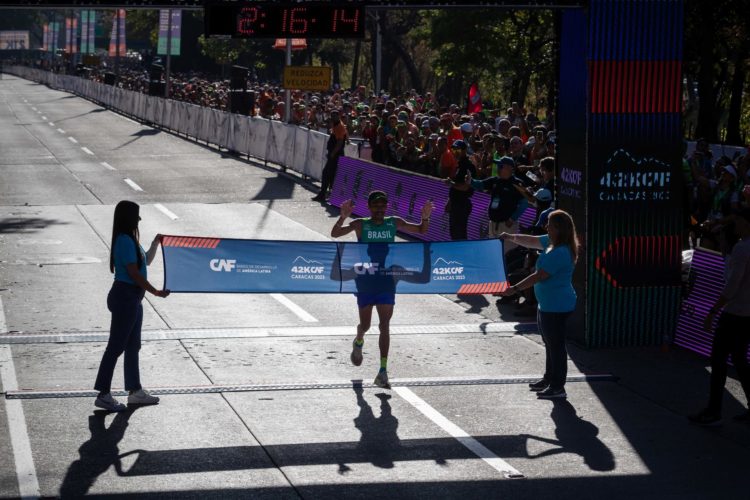 El corredor brasileño Justino Da Silva ganador del maratón en la categoría masculina cruza la meta hoy, en la maratón CAF, en Caracas (Venezuela). EFE/ Rayner Pena R
