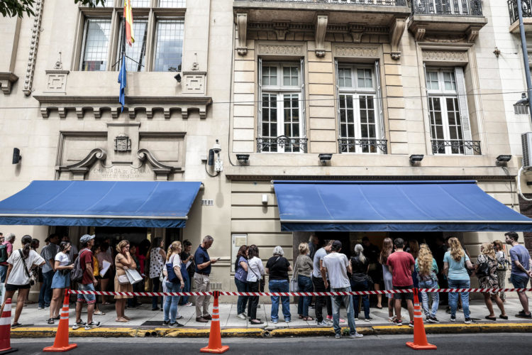 Personas hacen fila frente al consulado español, el 23 de febrero de 2023 en Buenos Aires (Argentina). EFE/ Juan Ignacio Roncoroni