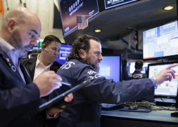 Wall Street cierra semana volátil con ganancias, animado por los datos económicos