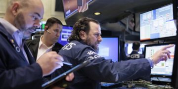 Wall Street cierra semana volátil con ganancias, animado por los datos económicos