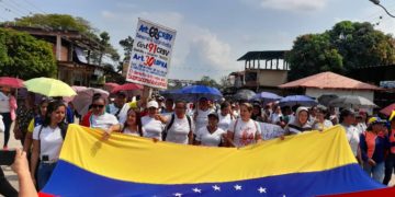 Protesta de educadores en el eje panamericano