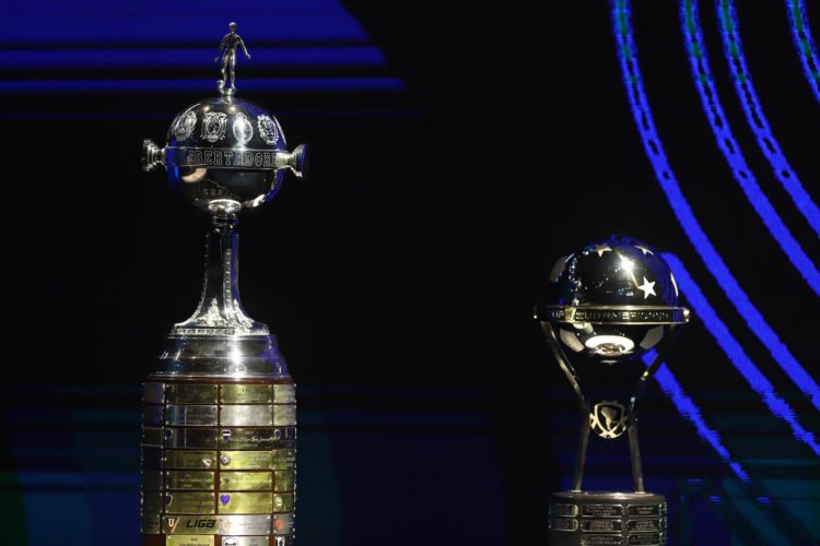 Fotografía de los trofeos de las Copa Libertadores (i) y Copa Sudamericana. EFE/Nathalia Aguilar