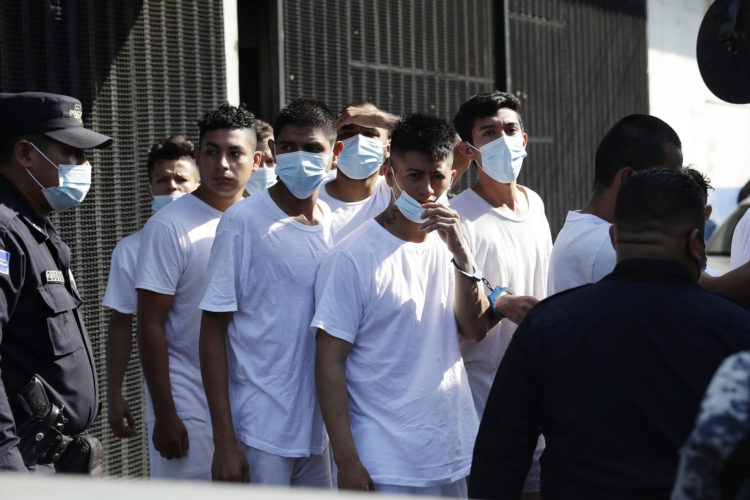 Fotografía de archivo, tomada en marzo de 2022, en la que se registró la detención de un grupo de supuestos pandilleros, capturados durante el Estado de Excepción, en San Salvador (El Salvador). EFE/Rodrigo Sura