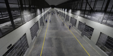 El Gobierno salvadoreño señala que su nueva cárcel es la «más segura» de América