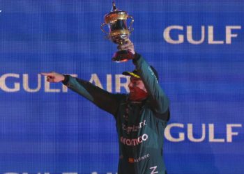 Verstappen empieza ganando y Alonso sorprende con podium en el GP de Bahréin