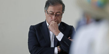 Petro critica la ley que permitió la desmovilización de los paramilitares