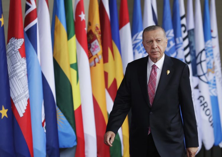 El presidente turco, Recep Tayyip Erdogan, llega a la Cumbre de Líderes del G20 en Bali, Indonesia, el 15 de noviembre de 2022. EFE/EPA/MAST IRHAM/POOL
