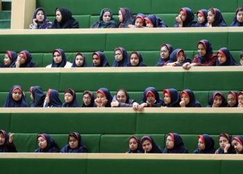 Cientos de niñas más son envenenadas con gas en nueve colegios de Irán