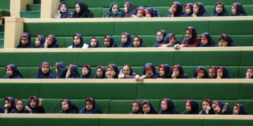 Cientos de niñas más son envenenadas con gas en nueve colegios de Irán