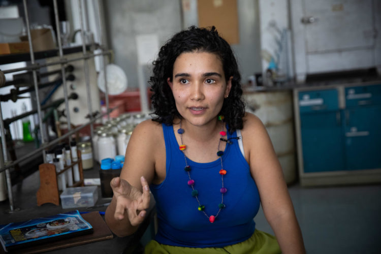 La química Sofía Salazar habla durante una entrevista con EFE en un laboratorio de la Universidad Central de Venezuela (UCV), el 22 de marzo de 2023 en Caracas (Venezuela). EFE/ RAYNER PEÑA R