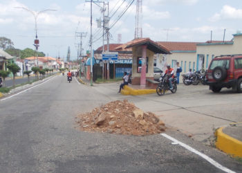 Betijoque: Obreros de la Alcaldía dejaron peligroso montón de tierra y piedras frente a la Unefa