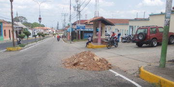 Betijoque: Obreros de la Alcaldía dejaron peligroso montón de tierra y piedras frente a la Unefa