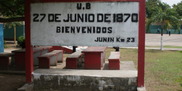 Califican como burla entrega de «útiles escolares» a niños de Unidad Educativa del Veintitrés 
