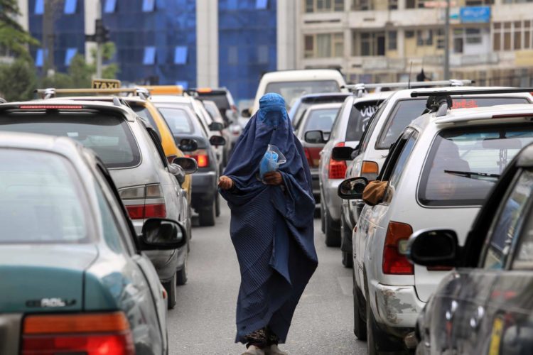 Una mujer afgana pide limosna en una calle de Kabul el 11 de abril de 2022. EFE/EPA/STRINGER