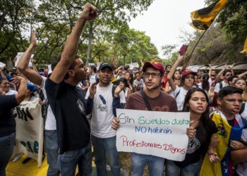 Maestros vuelven a las calles para exigir un aumento salarial