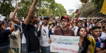 Maestros vuelven a las calles para exigir un aumento salarial