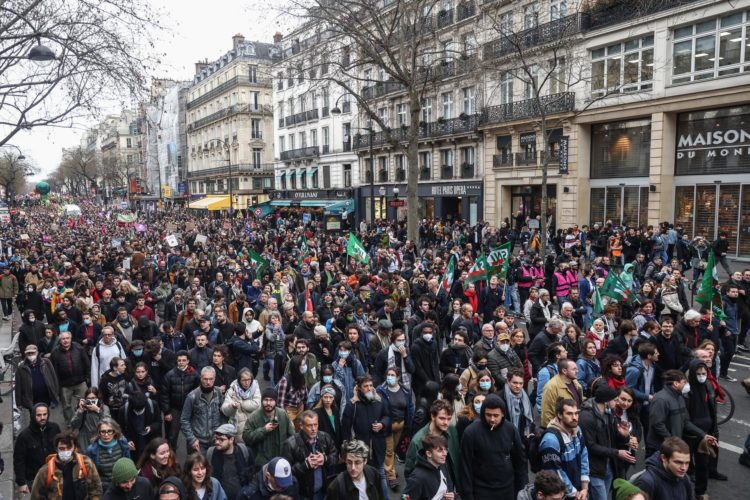 Miles de personas se manifestaron este jueves contra la reforma de las pensiones en París. EFE/EPA/MOHAMMED BADRA