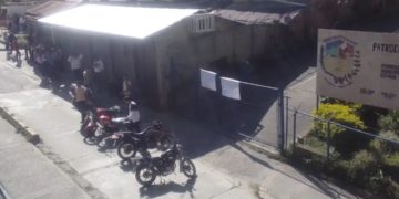 Estudiantes y representantes toman instituciones educativas de La Quebrada, piden designación de nuevos directores