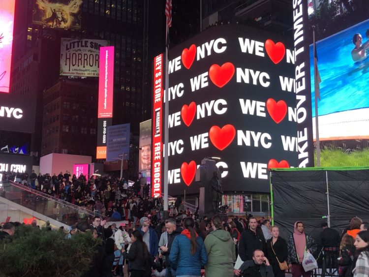 Registro este sábado, 25 de marzo, del nuevo logo "We Love NYC", en una de las pantallas del icónico sector de Times Square, en Nueva York (NY, EE.UU). EFE/Javier Otazu
