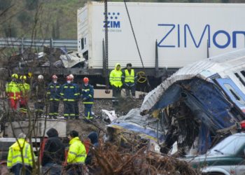 Acaban los trabajos de rescate con decenas de desaparecidos tras el choque de trenes en Grecia