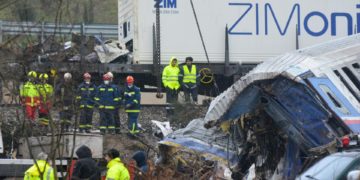 Acaban los trabajos de rescate con decenas de desaparecidos tras el choque de trenes en Grecia