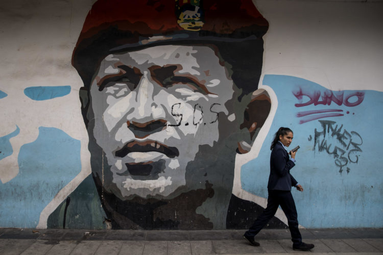 Vista de un dibujo en la pared de un edificio alusivo al fallecido presidente venezolano Hugo Chávez, ayer en Caracas (Venezuela). EFE/ MIGUEL GUTIERREZ