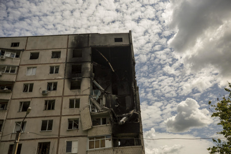 Imagen de archivo de un edificio destruido por misiles rusos en el este de Ucrania. EFE/Esteban Biba