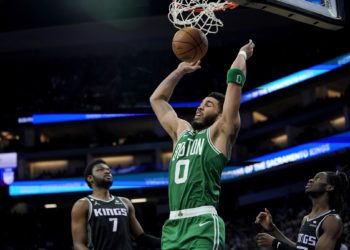Los 76ers, a ‘playoffs’; Tatum iguala a Bird y Paul George sufre una grave lesión