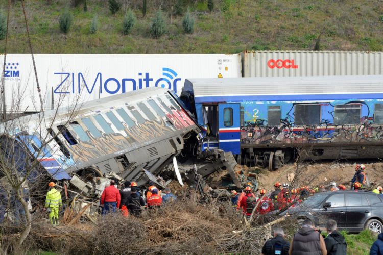 Equipos de rescate trabajan entre los restos de los vagones de los trenes siniestrados en Grecia. EFE/EPA/APOSTOLIS DOMALIS