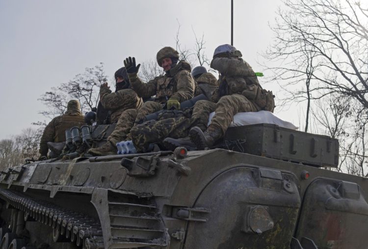 Imagen de soldados en la ciudad ucraniana de Bajmut, en el este del país. EFE/EPA/GEORGE IVANCHENKO