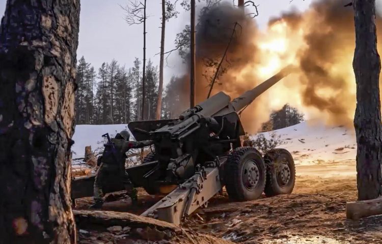 Una imagen tomada de un video publicado el 4 de marzo de 2023 por el servicio de prensa del Ministerio de Defensa de Rusia muestra un cañón dispara un lugar no revelado en la región de Zaporiyia, en Ucrania. EFE/EPA/MINISTERIO DE DEFENSA DE RUSIA
