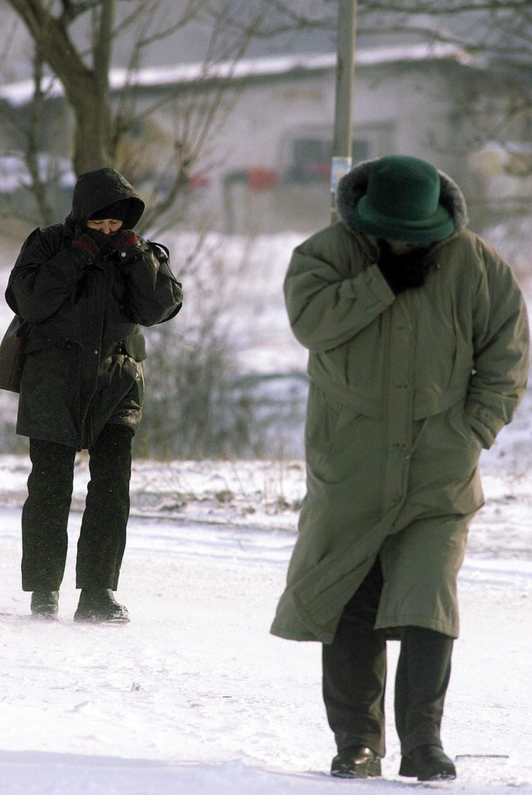 Imagen de archivo de habitantes de Sofia protegiéndose de un clima gélido.  EPA/VASSIL DONEV