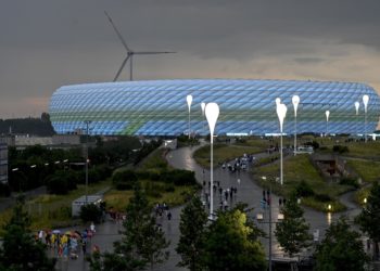 Los basureros de París endurecerán la huelga si Macron no retira su reforma