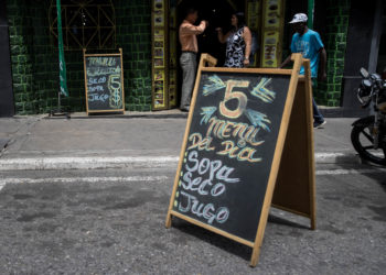 El uso del bolívar crece en la Venezuela dolarizada de facto