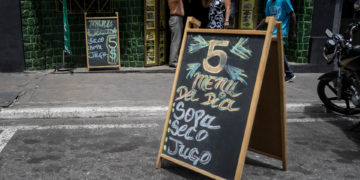 El uso del bolívar crece en la Venezuela dolarizada de facto