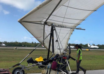 Piden que no se deporte a los cubanos llegados a EE.UU. en un ala delta