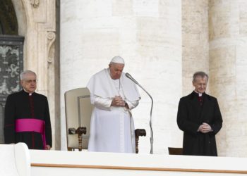 El papa aplaude a «todas las mujeres» por crear «una sociedad más humana»