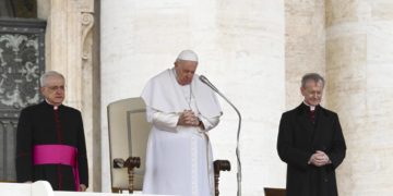 El papa aplaude a «todas las mujeres» por crear «una sociedad más humana»