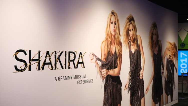 Fotografía del cartel de la exposición "Shakira: The Grammy Museum Experience", en el Museo de los Grammy de Los Ángeles, California (EE.UU.). EFE/ Guillermo Azábal