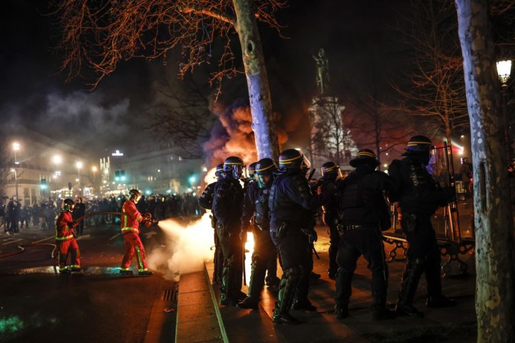 Bomberos apagan un fuego durante las protestas en París contra la reforma de las pensiones. EFE/EPA/YOAN VALAT