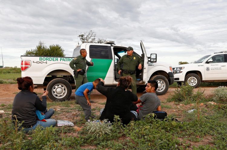 Agentes de la Patrulla Fronteriza de EE.UU. interceptan migrantes en la frontera con México, en una fotografía de archivo. EFE/Larry W. Smith